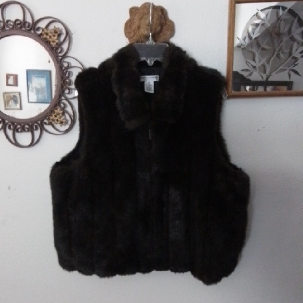 DRAPER & DAMONS FAUX FIR VEST IN DARK BROWN, PL